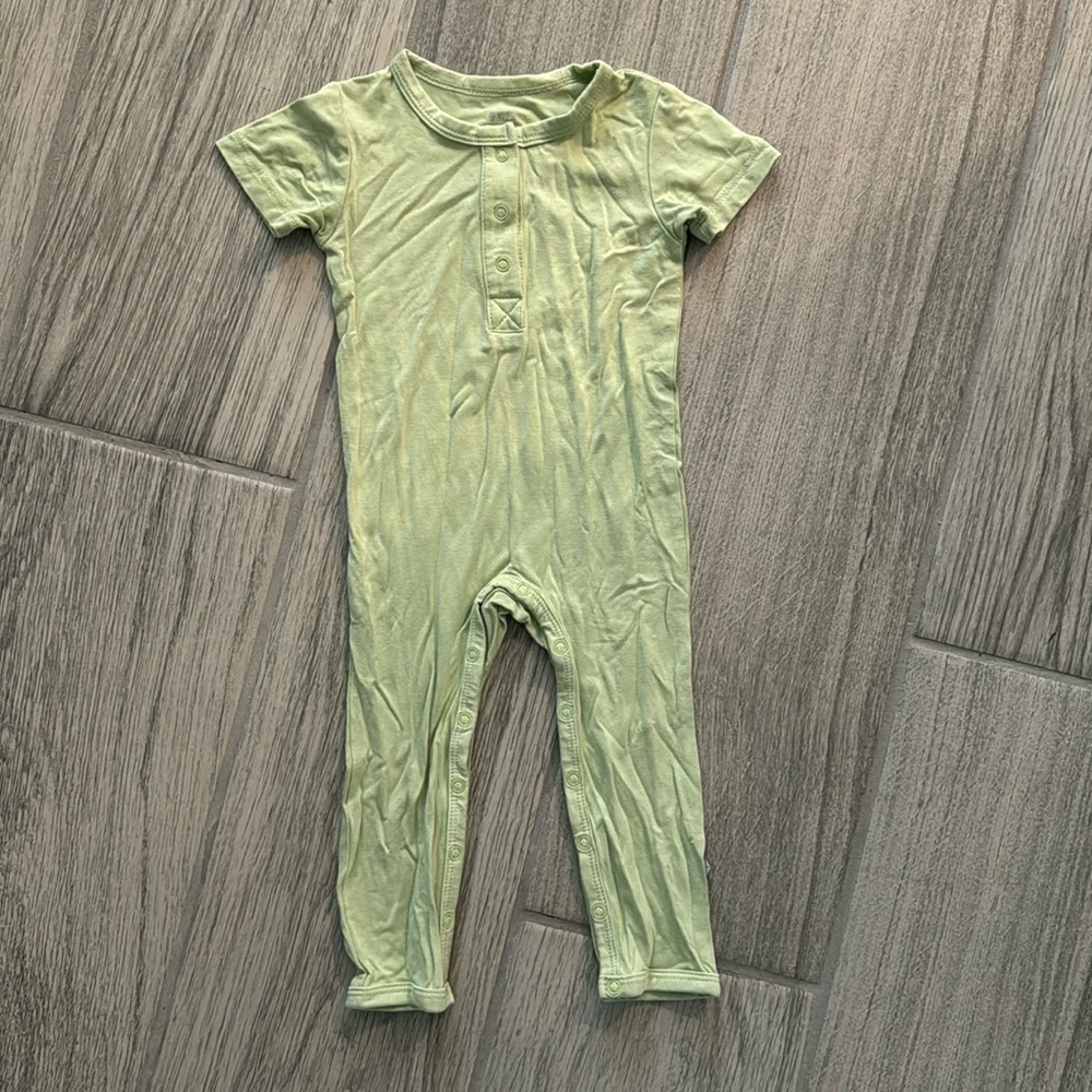EUC Kyte Baby Henley short sleeve button romper, Pistachio